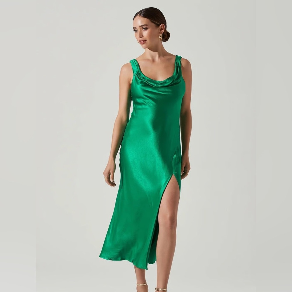 NWT ASTR The Label Christella Kelly Green Elegant Satin Gown